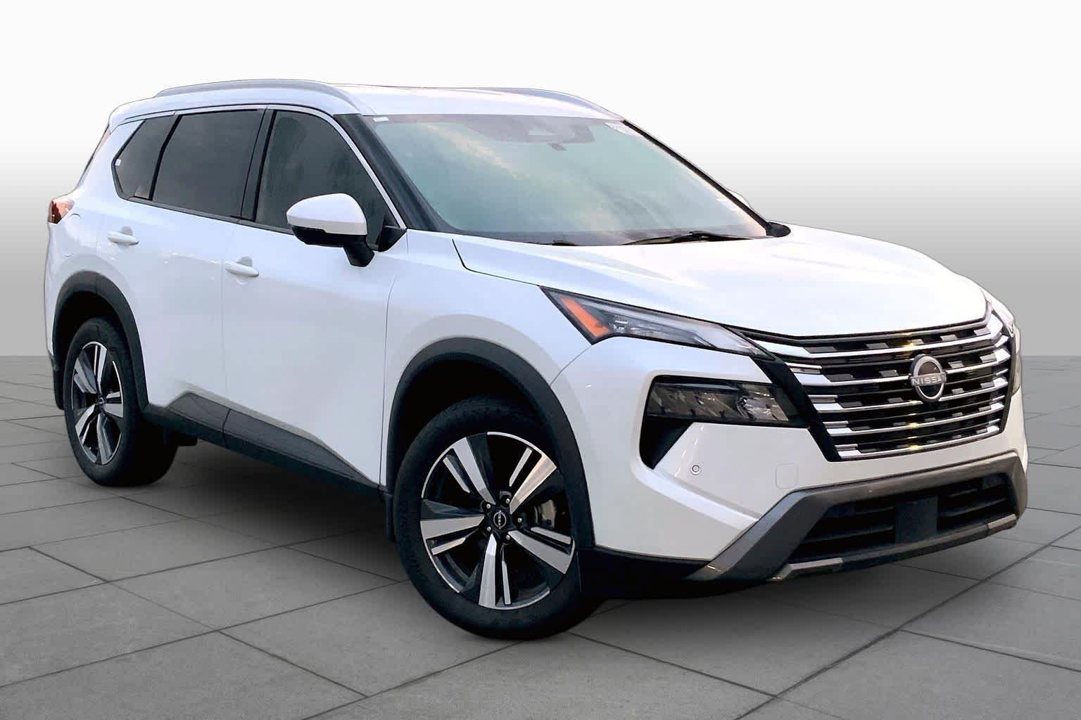 Used 2024 Everest White Pearl Nissan SL image 3