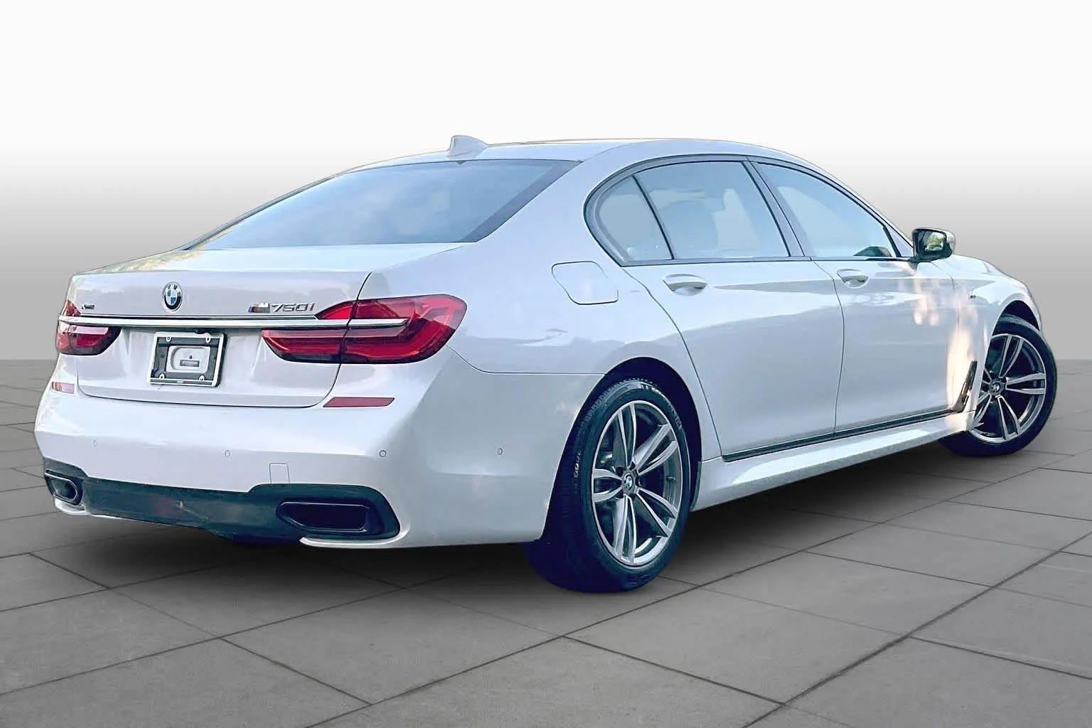 Used 2019 Mineral White Metallic BMW 750i xDrive image 12