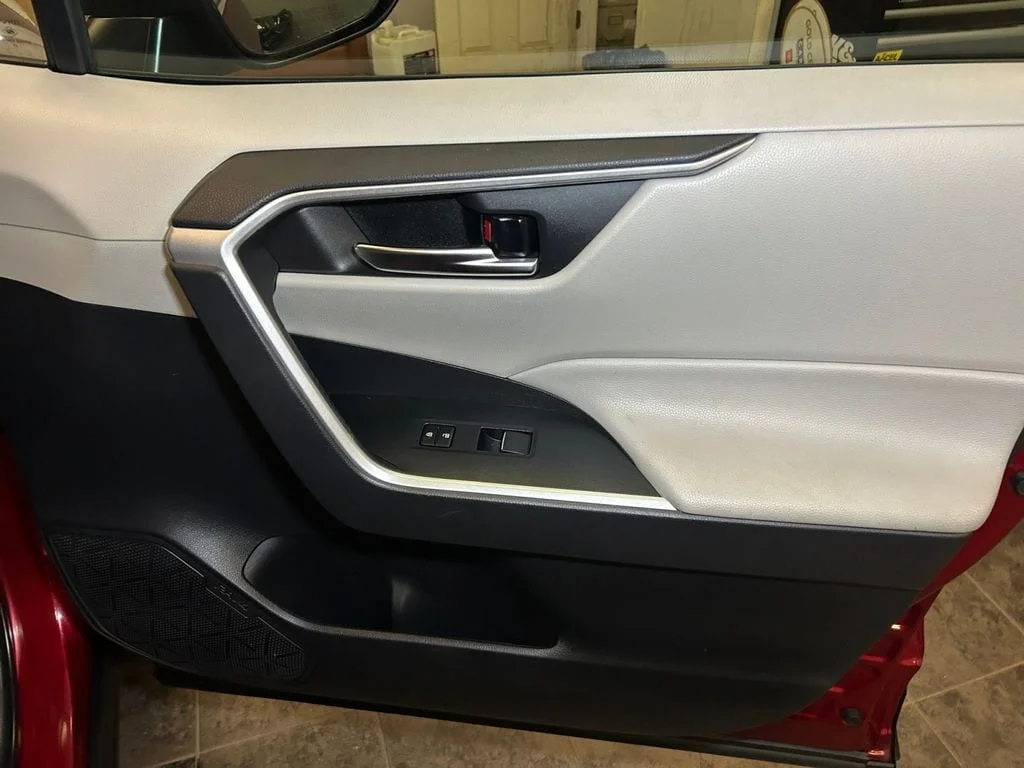 Used 2021 Pearl Toyota XLE Premium image 17