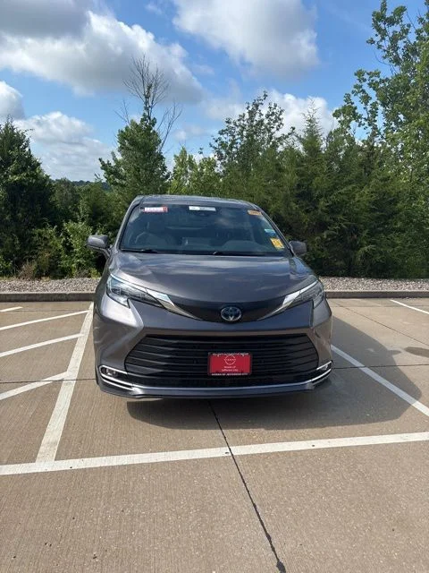2024 Toyota Sienna XLE 7-Passenger Hybrid FWD's photo
