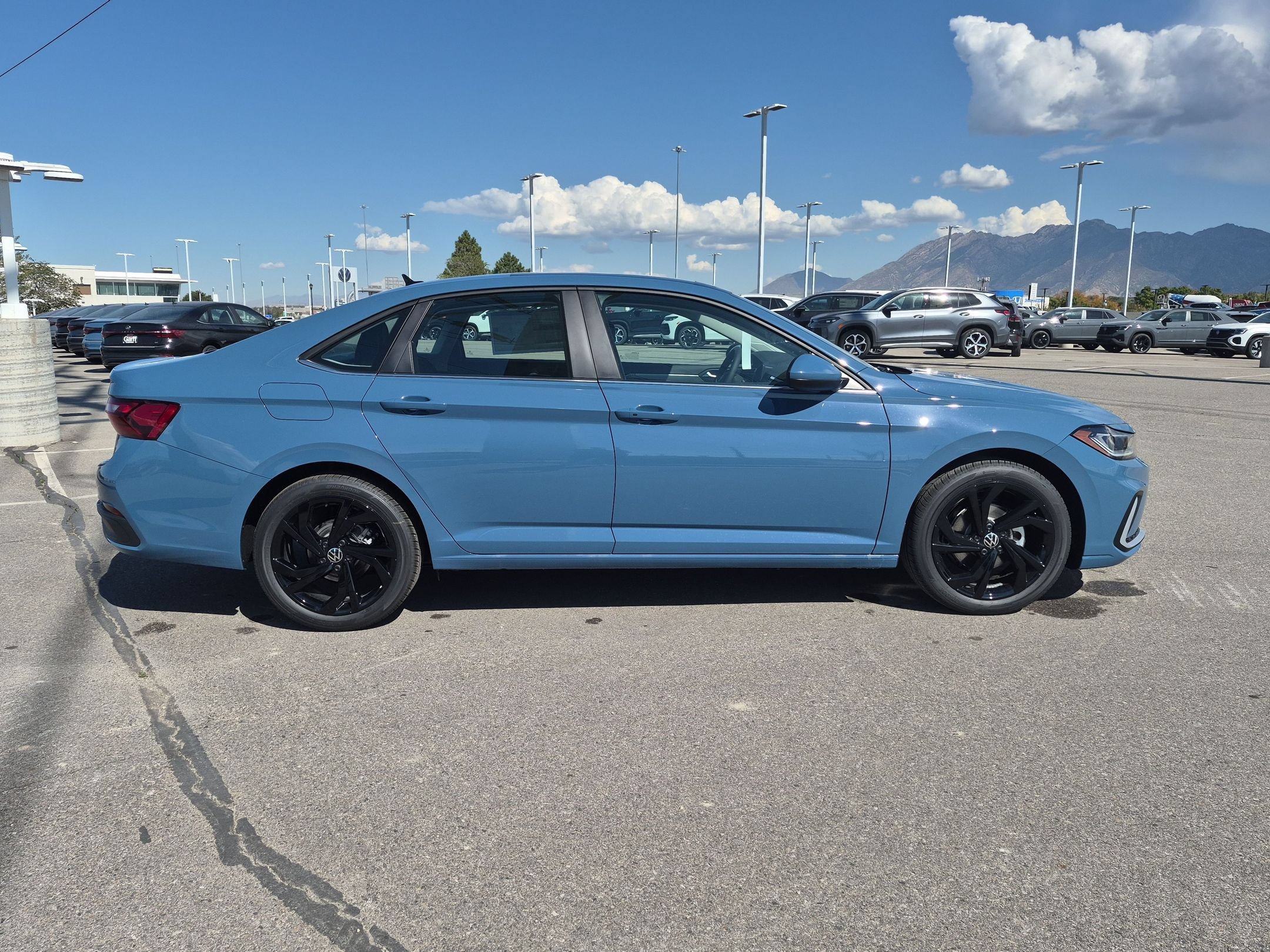 New 2027 Monterey Blue Pearl Volkswagen SE image 2
