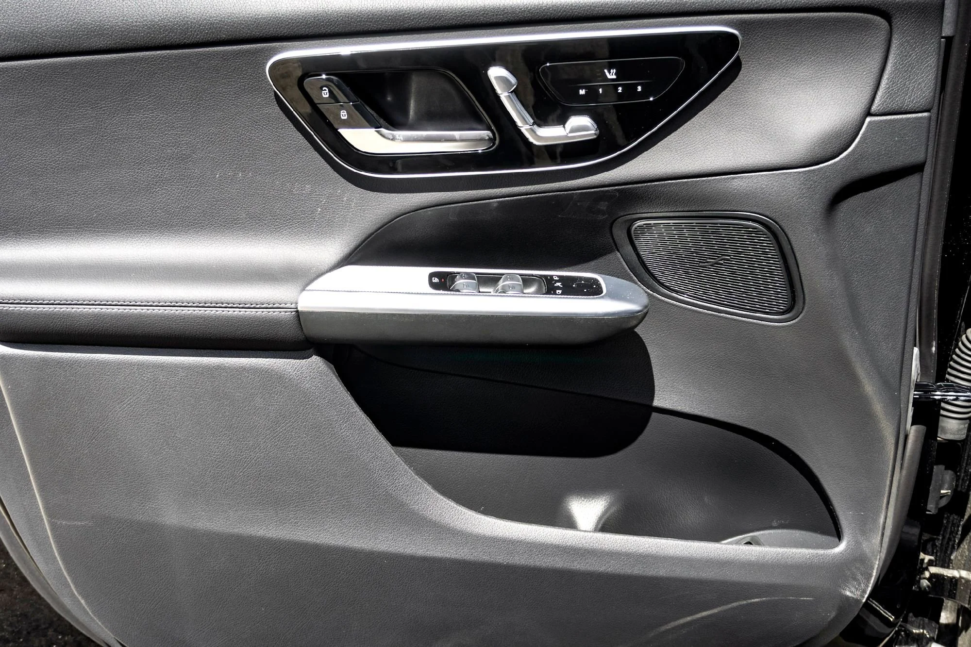 New 2025 Black Mercedes-Benz GLC 350e image 7
