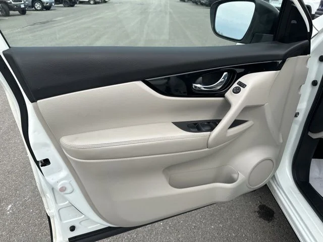 Used 2022 White Nissan SL image 15
