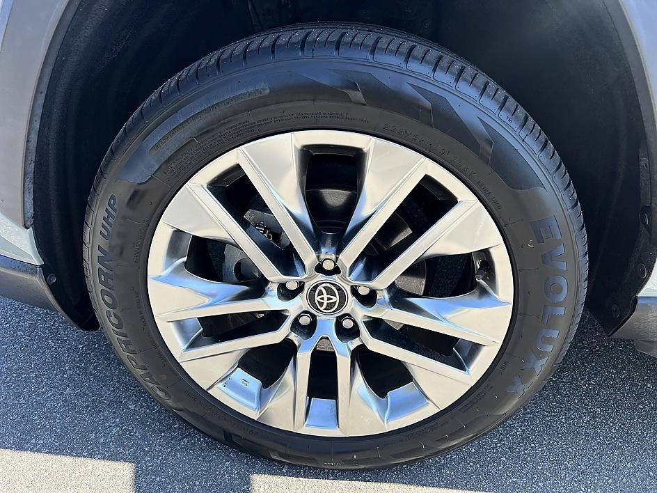 Used 2021 Lunar Toyota XLE Premium image 9
