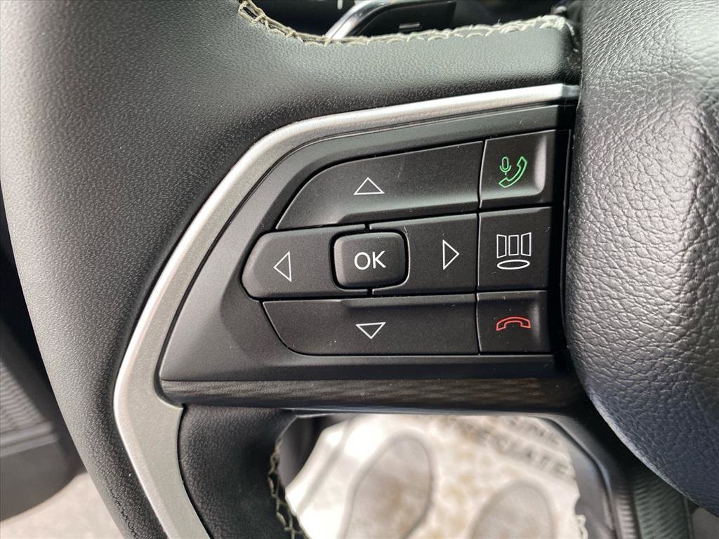 Used 2023 Diamond Black Crystal Pearlcoat Jeep Altitude image 18