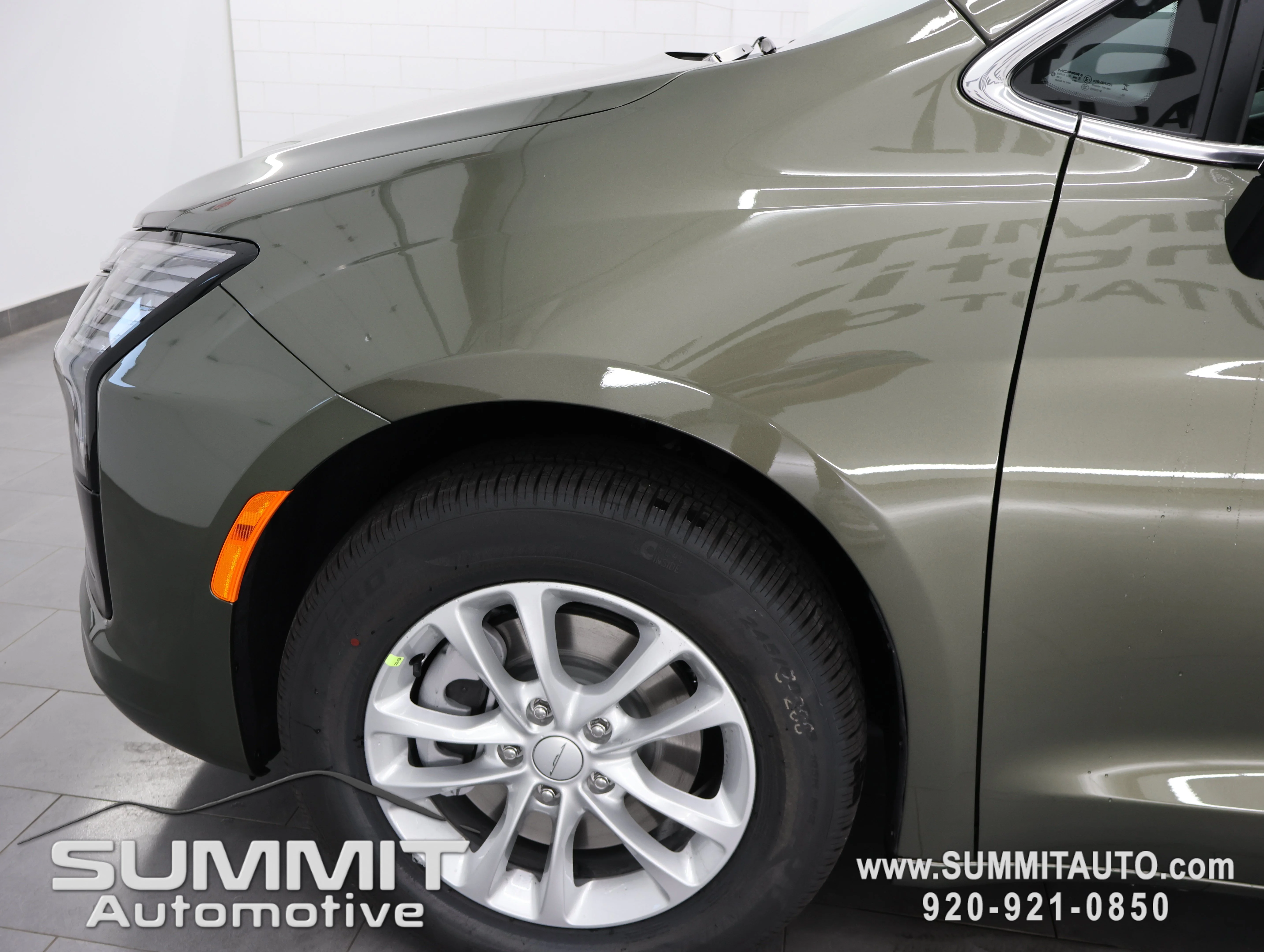 New 2027 Olive Green Pearl-Coat Exterior Paint Chrysler Select image 34