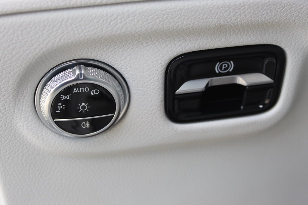 Used 2023  Mercedes-Benz 450 image 18