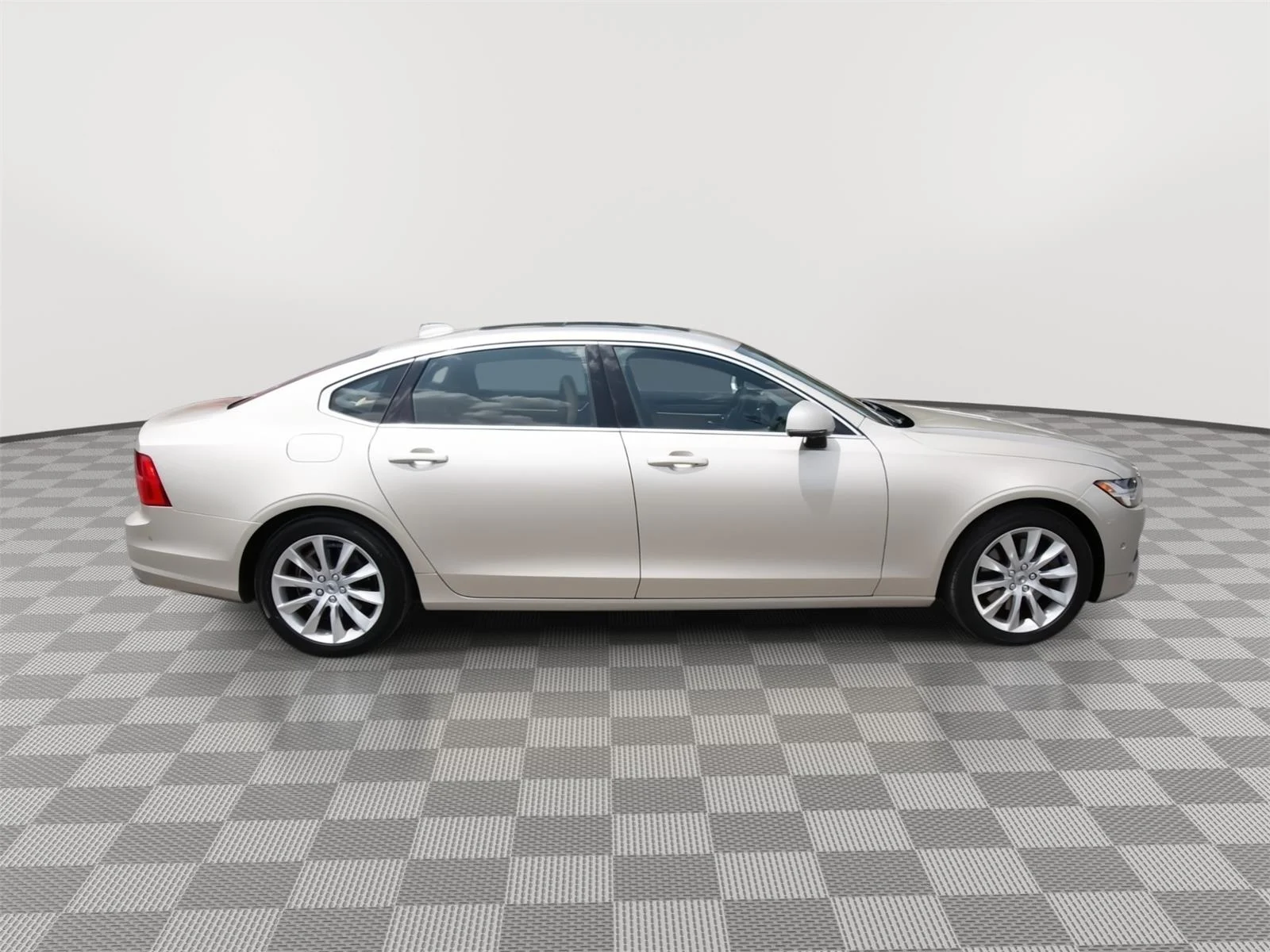 Used 2018  VOLVO  image 4