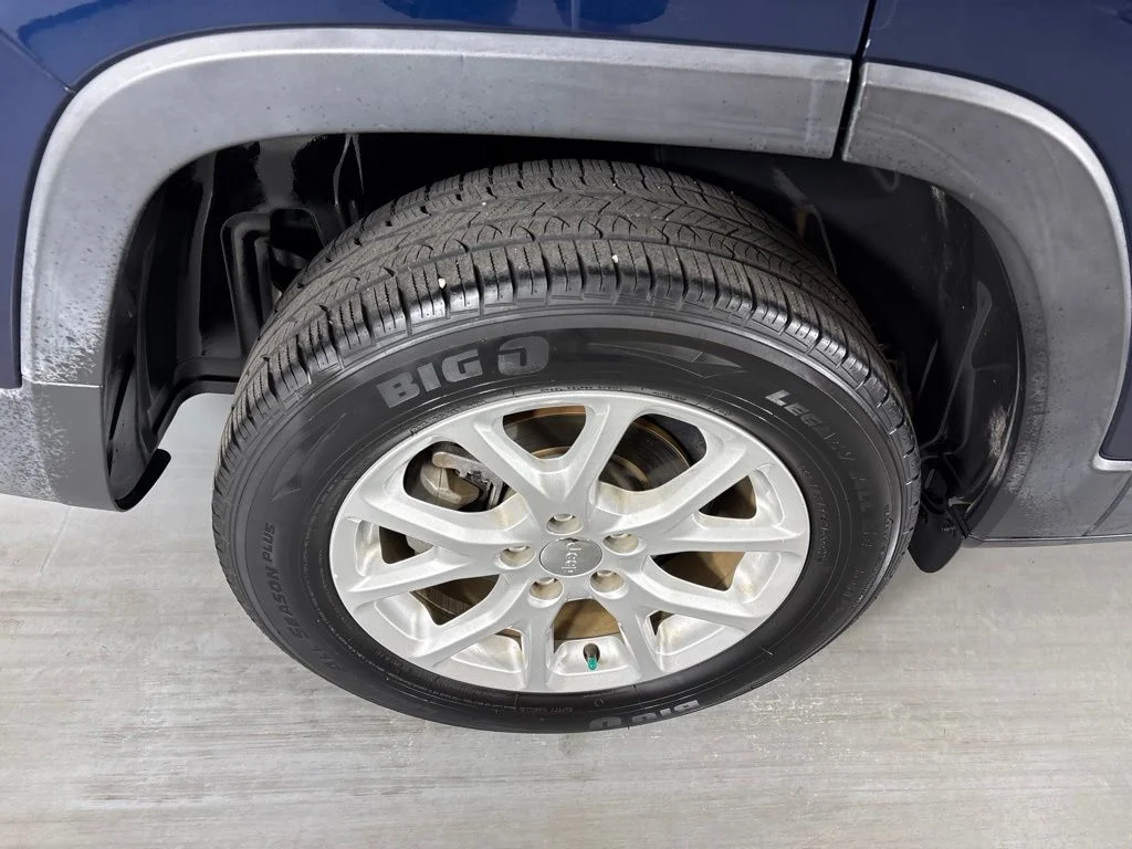Used 2018 Blue Jeep Latitude Plus image 5