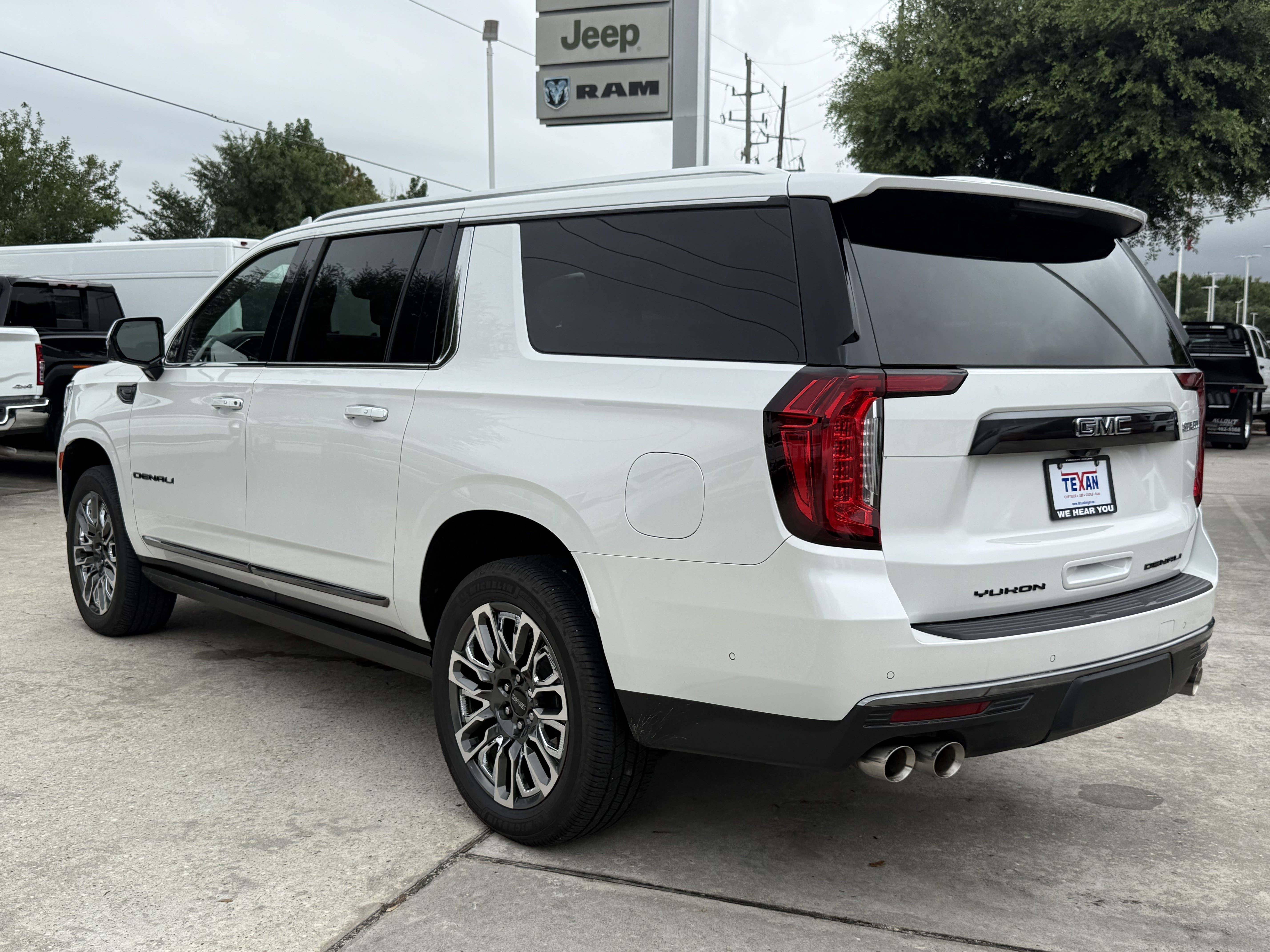 Used 2023 White Frost Tricoat GMC Denali Ultimate image 6