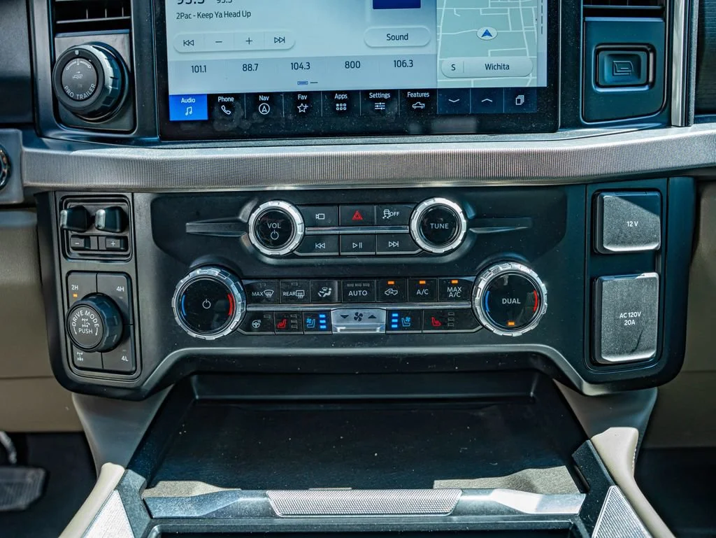 Used 2025 Agate Black Metallic Ford Platinum image 30