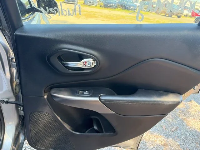 Used 2019 Silver Jeep Latitude Plus image 18