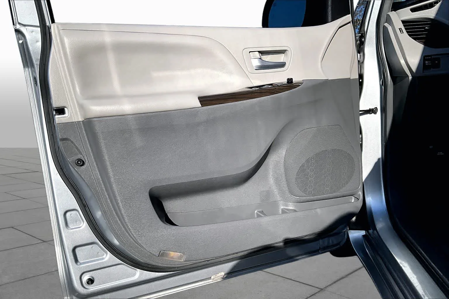 Used 2017 Silver Sky Metallic Toyota XLE Auto Access Seat image 20