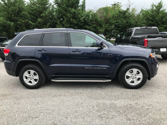 Used 2017 True Blue Pearlcoat Jeep Laredo image 8