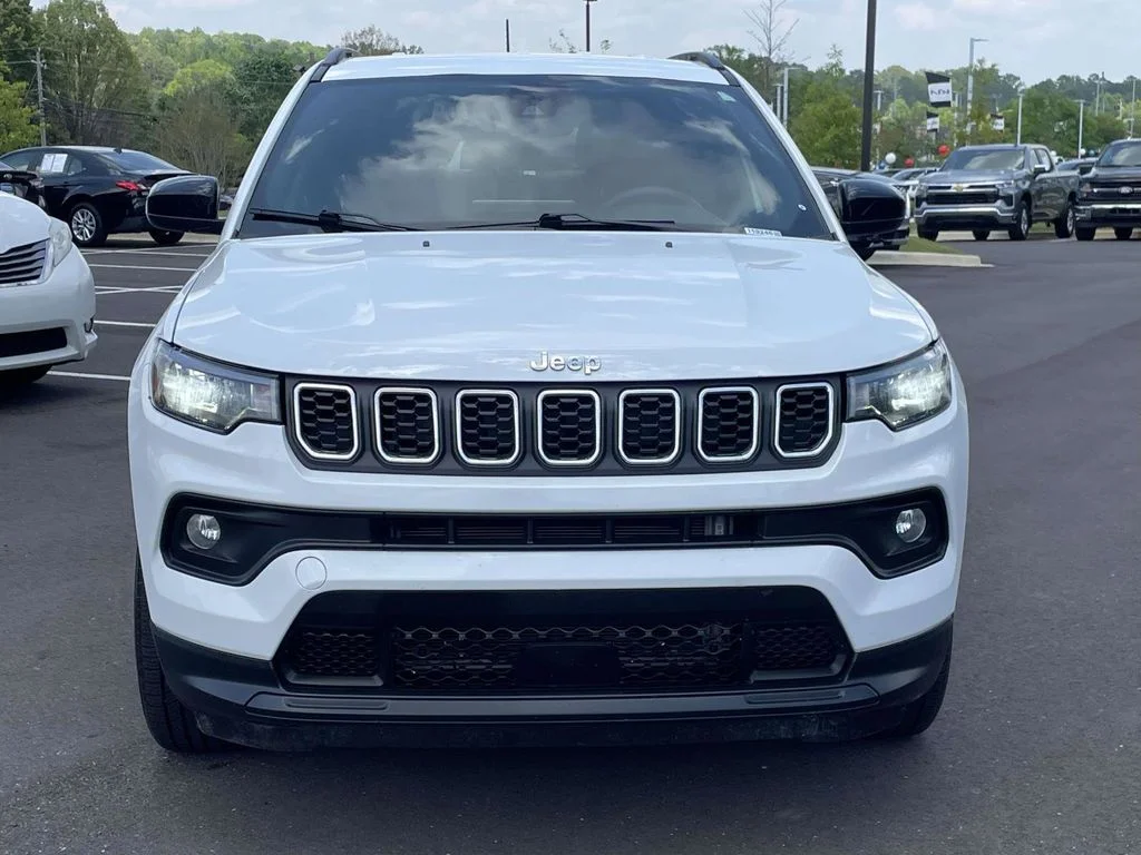Used 2024 White Jeep Latitude image 5