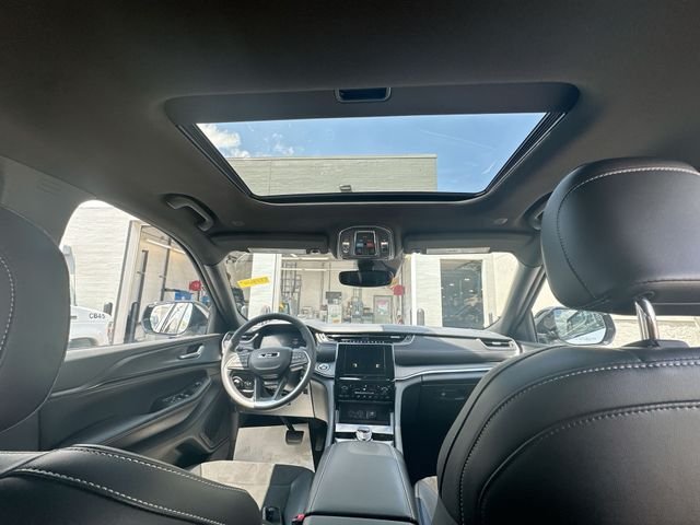 Used 2023 White Jeep Altitude image 23