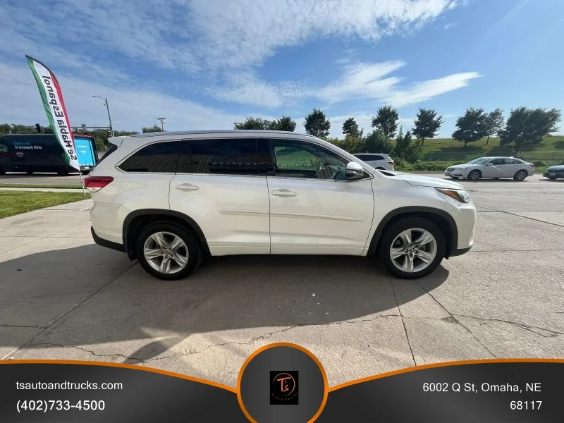 Used 2017 White Toyota Limited Sport Utility 4D image 8