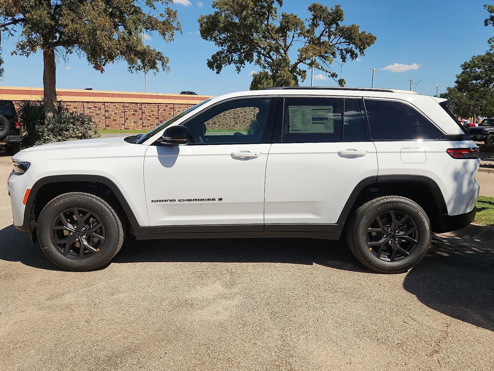 New 2027 Bright White Clear-Coat Paint Jeep LAREDO ALTITUDE 4X4 image 2