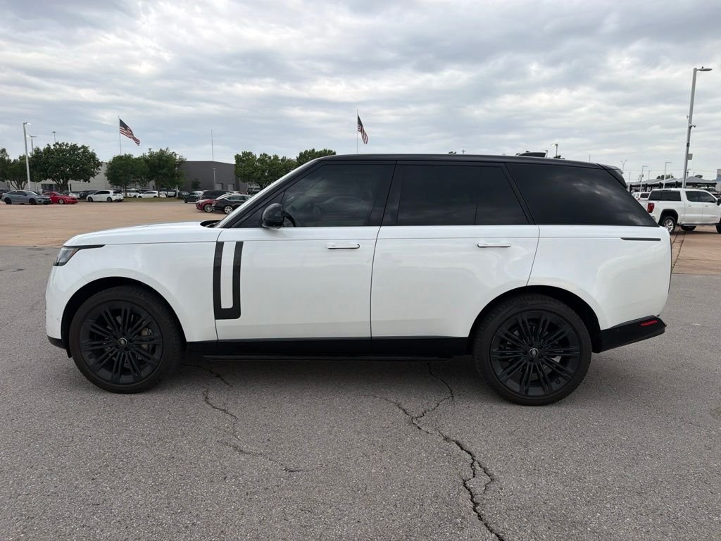 Used 2024  Land Rover SE image 2