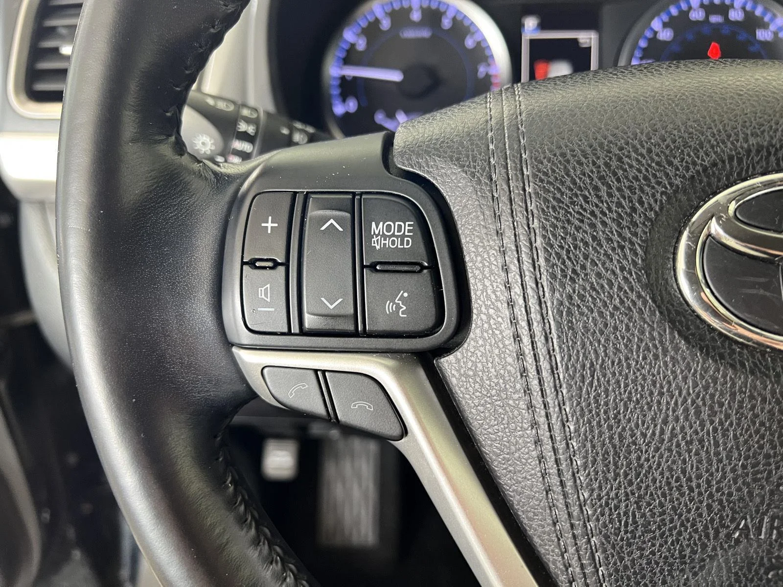 Used 2018 Bk Toyota LE image 9