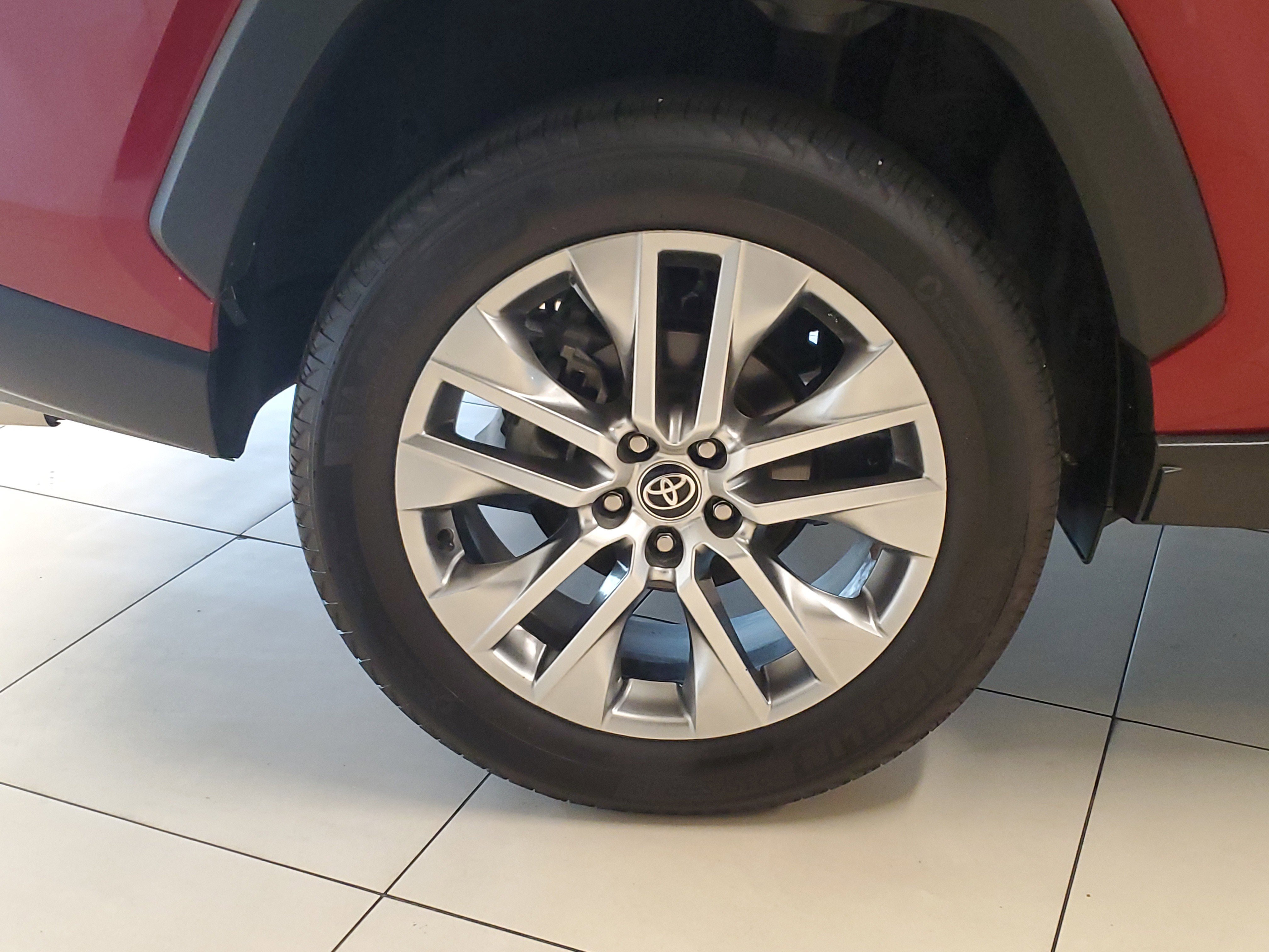 Used 2025 Pearl Toyota XLE Premium image 7