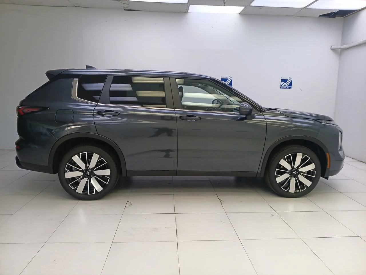 New 2026 Graphite Gray Mitsubishi ES image 9