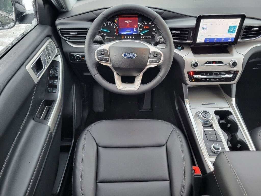 Used 2023 Black Metallic Ford XLT image 33