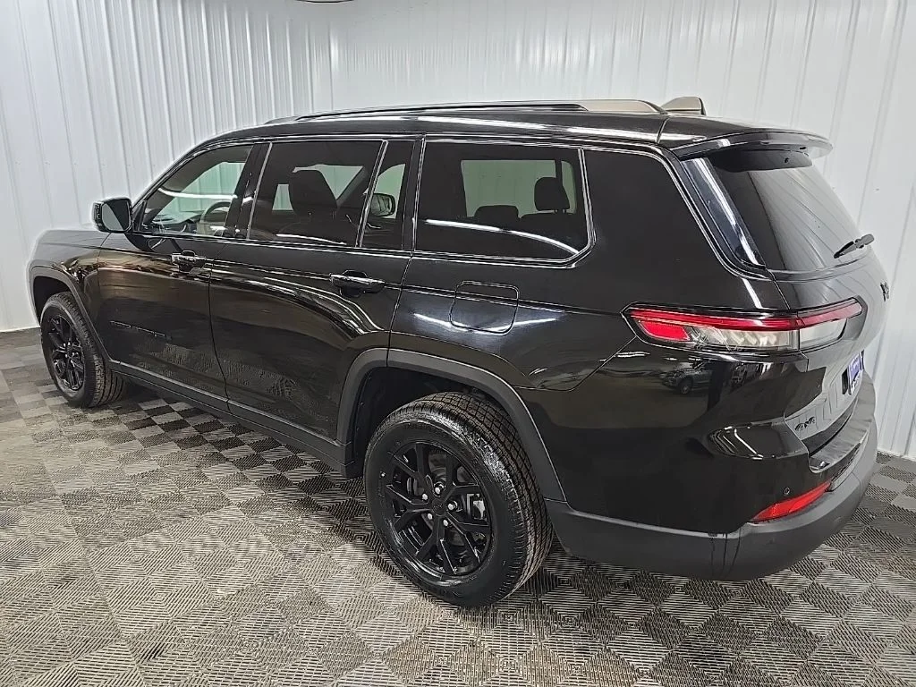 Used 2024 Black Jeep Altitude image 9