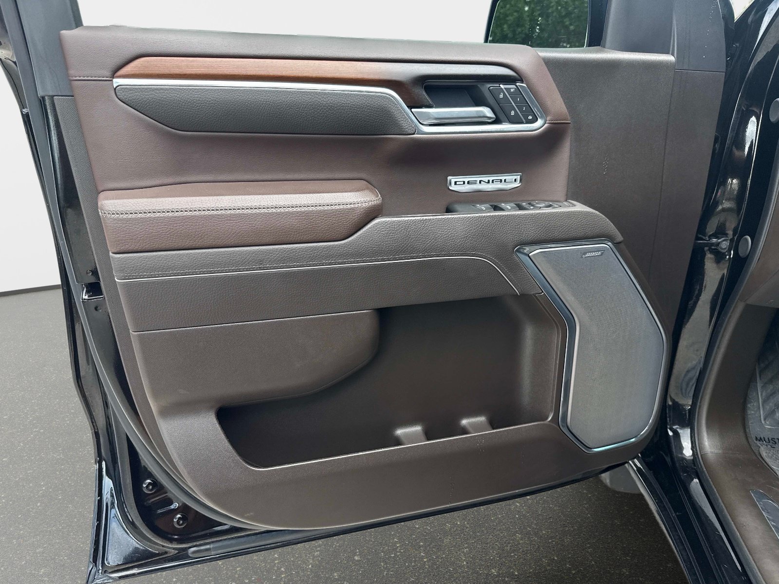 Used 2025 Onyx Black GMC Denali image 16