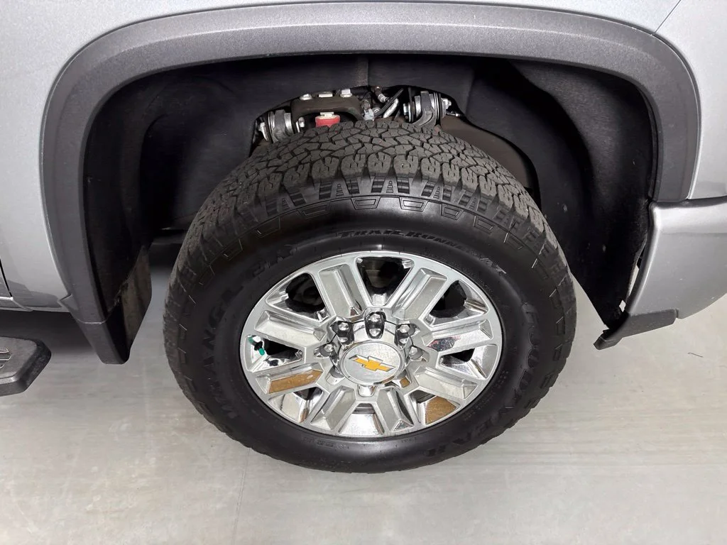 Used 2024 Gray Chevrolet High Country image 14
