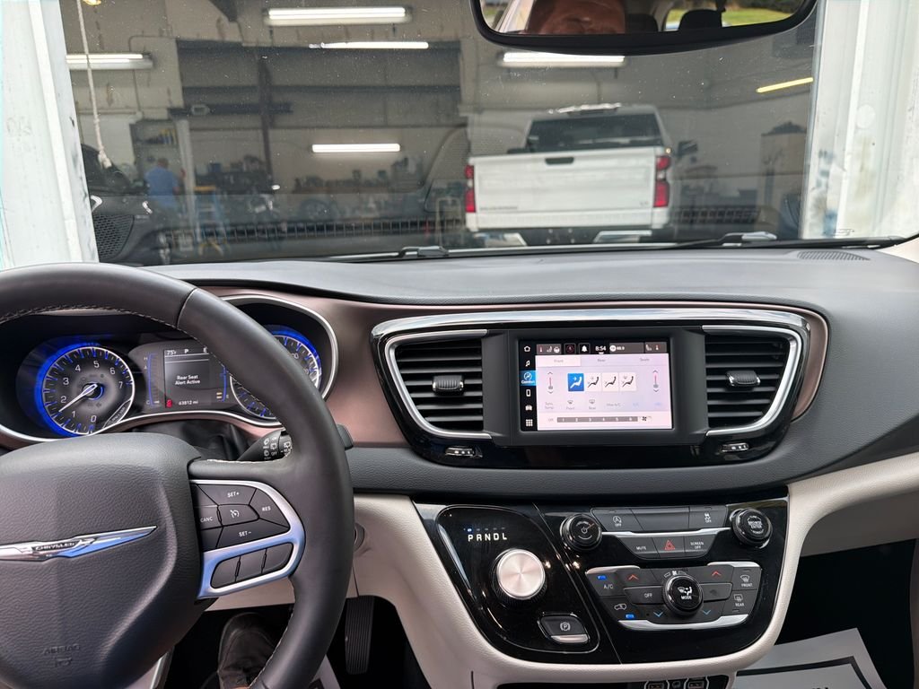 Used 2023 White Chrysler LX image 21