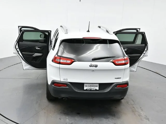 Used 2018 Bright White Clearcoat Jeep Latitude Plus image 42