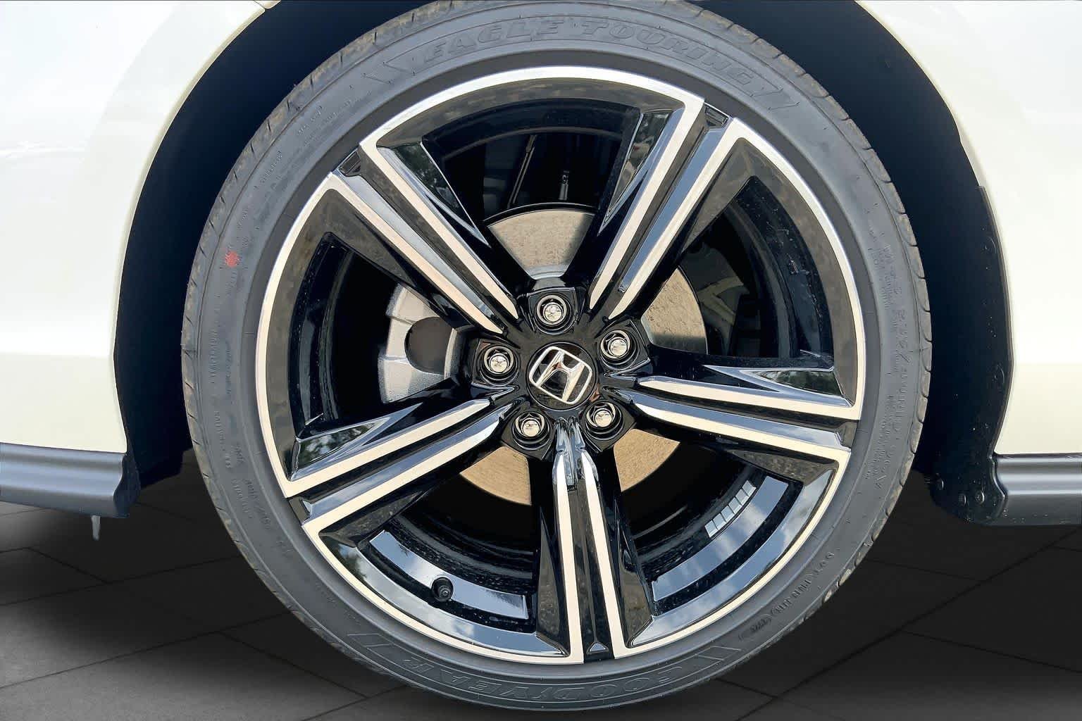 New 2026 Platinum White Pearl Honda SE image 11