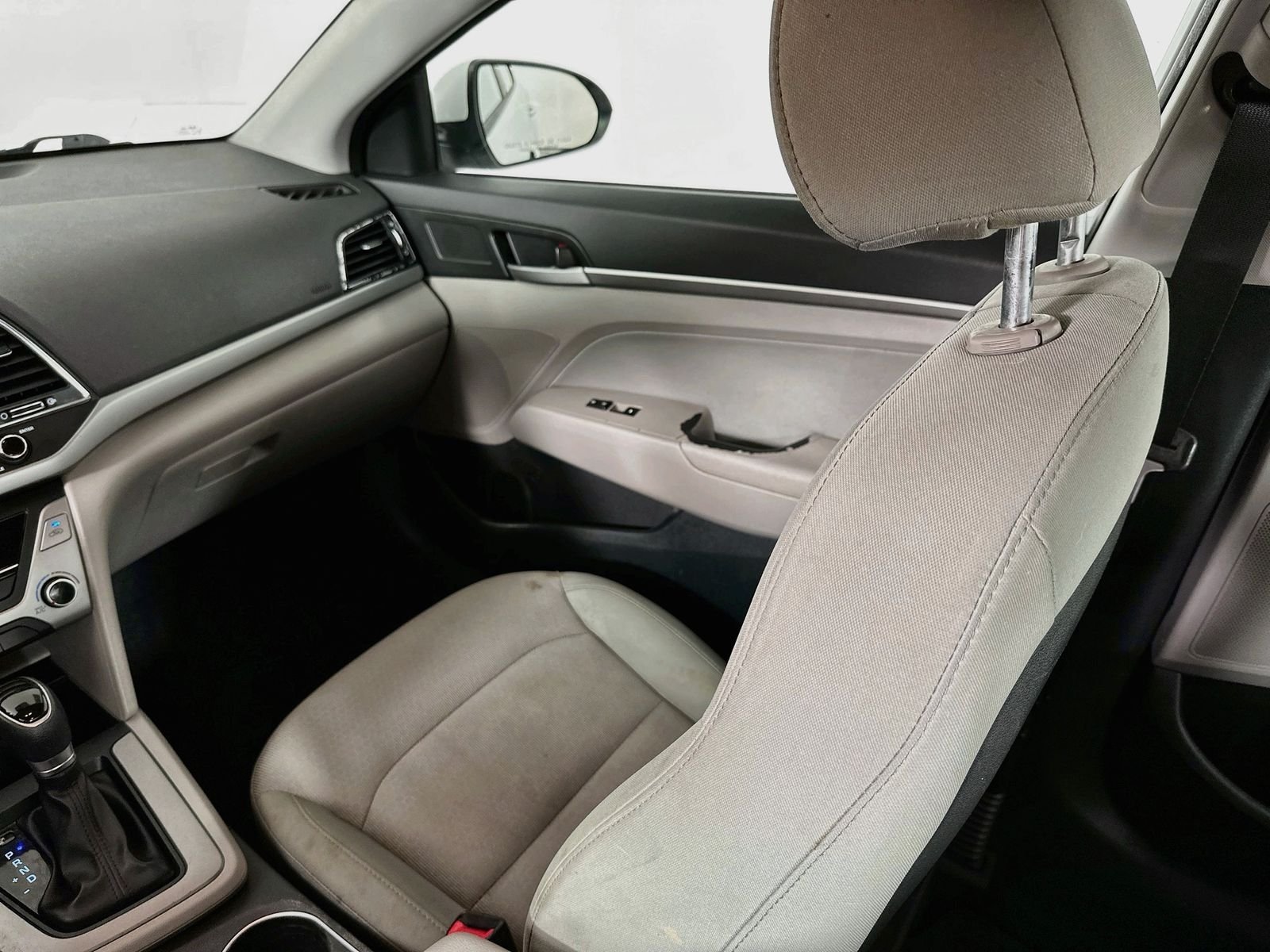 Used 2017 Quartz White Pearl Hyundai SE image 22