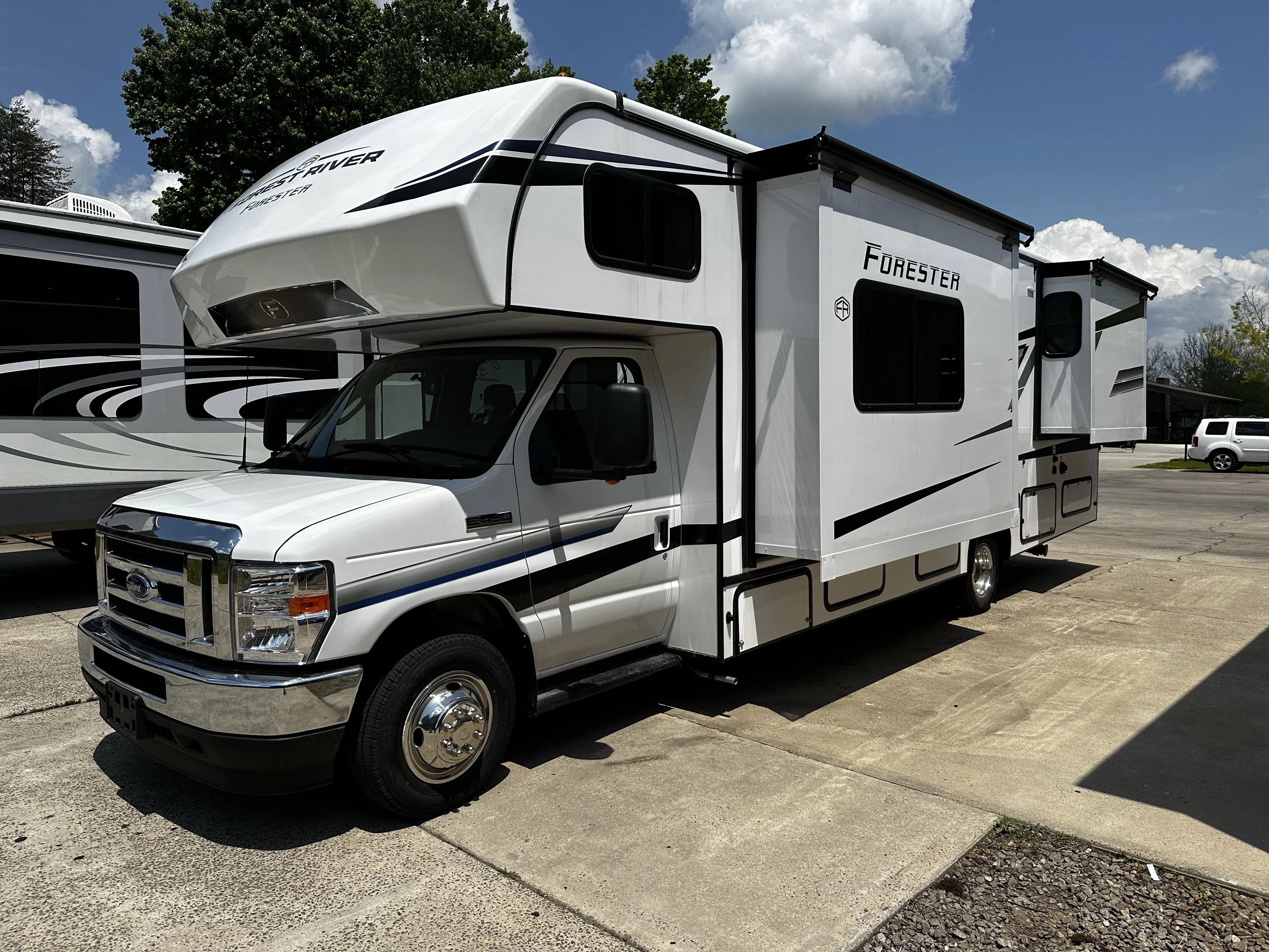 2025 Ford E-Series Cutaway Base - Photo 3