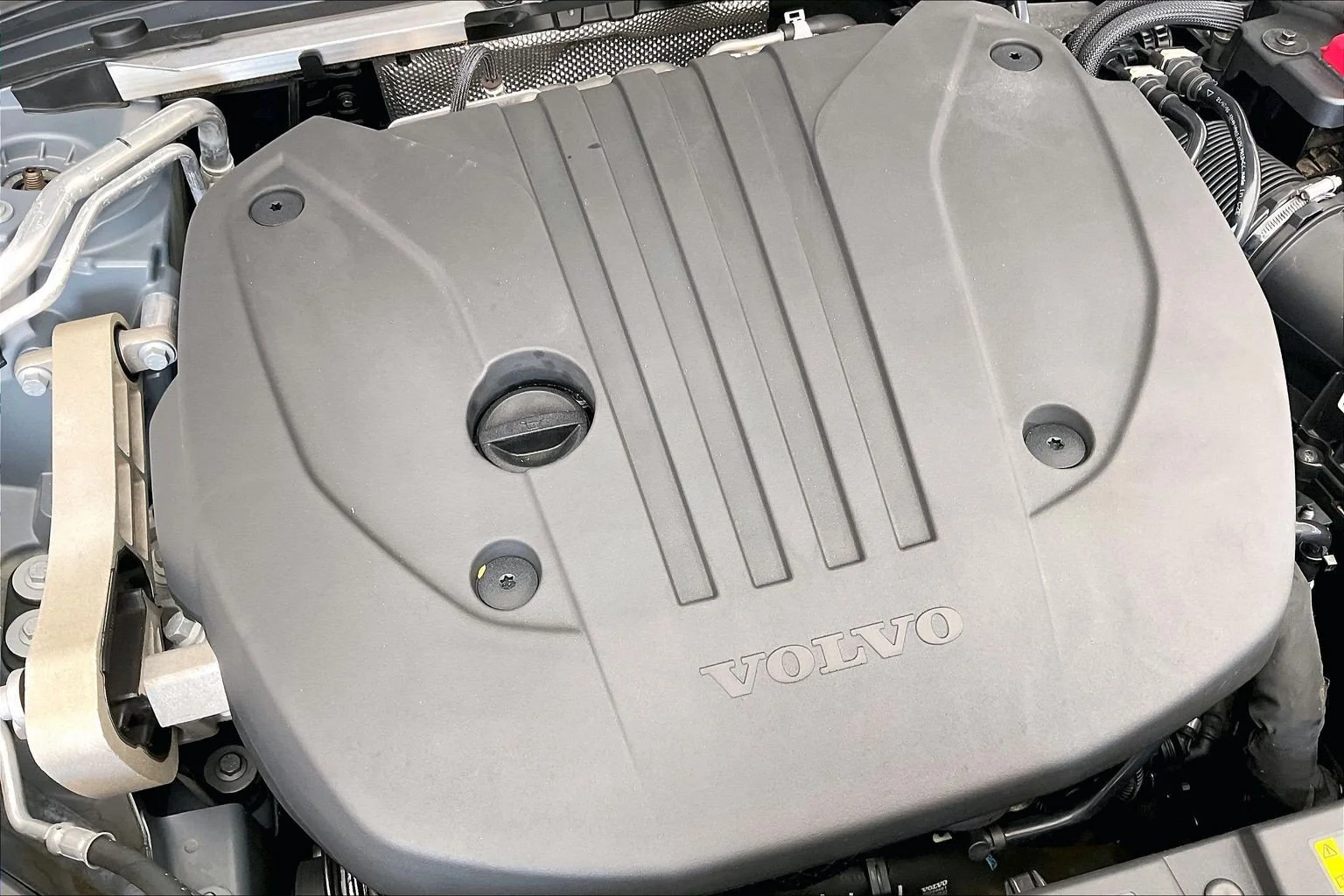 Used 2022 Gray Volvo B5 Momentum image 33