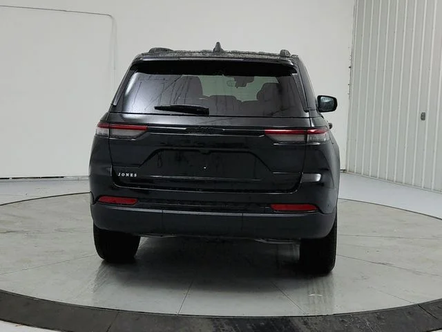 New 2025 Diamond Black Crystal Pearl-Coat Exterior Paint Jeep Limited image 6