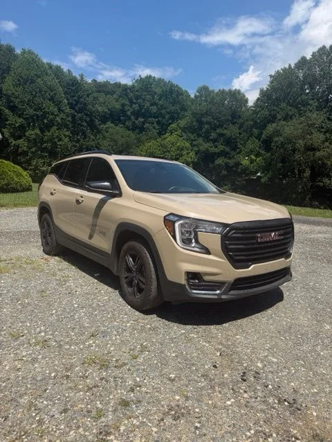 Used 2022  GMC AT4 image 2