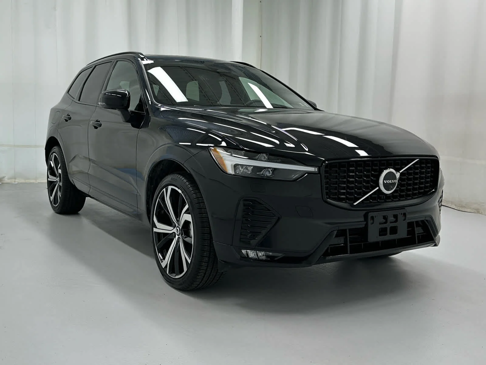 Used 2025 Onyx Black Metallic Volvo Ultra image 2