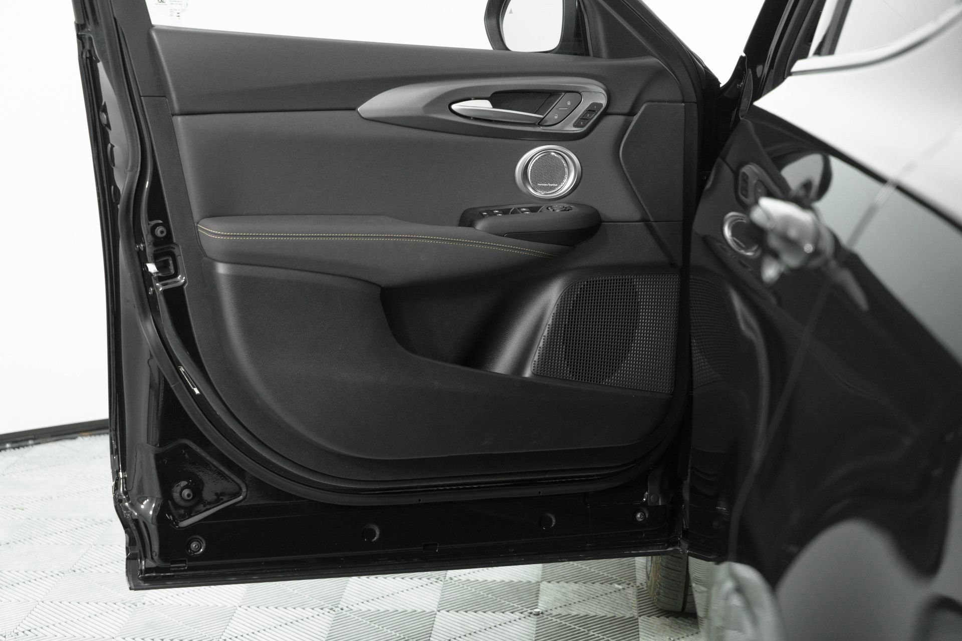New 2025 Alfa Black Exterior Paint Alfa Romeo Base image 14