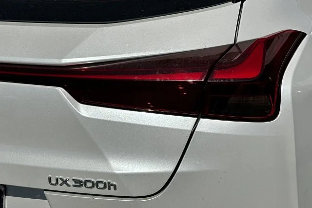 Used 2025 White Lexus 300h image 7