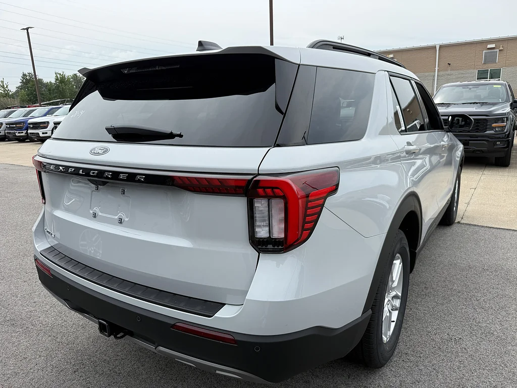 New 2027 Avalanche Gray Ford Active image 3