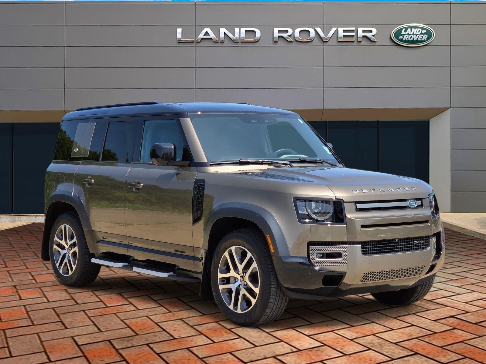 Used 2023  Land Rover X-Dynamic SE image 3