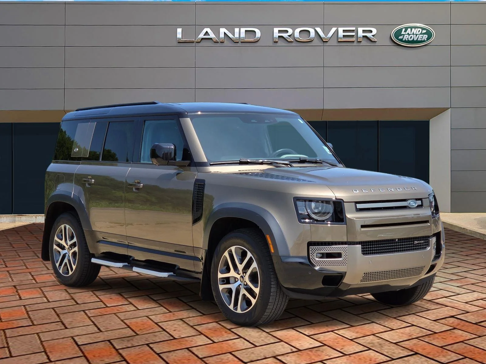 Certified Used 2023  Land Rover X-Dynamic SE image 3