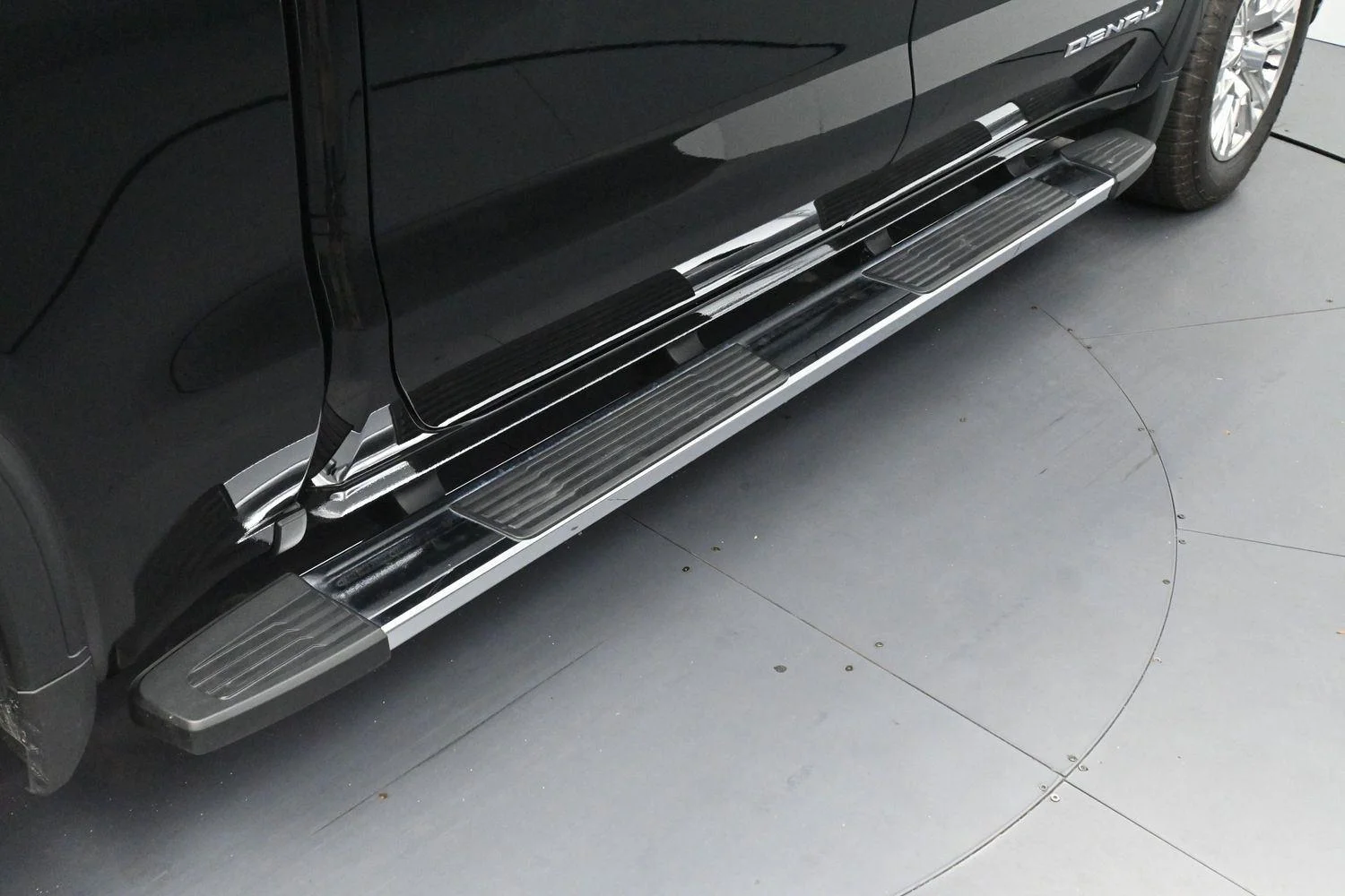 Used 2025 Onyx Black GMC Denali image 9