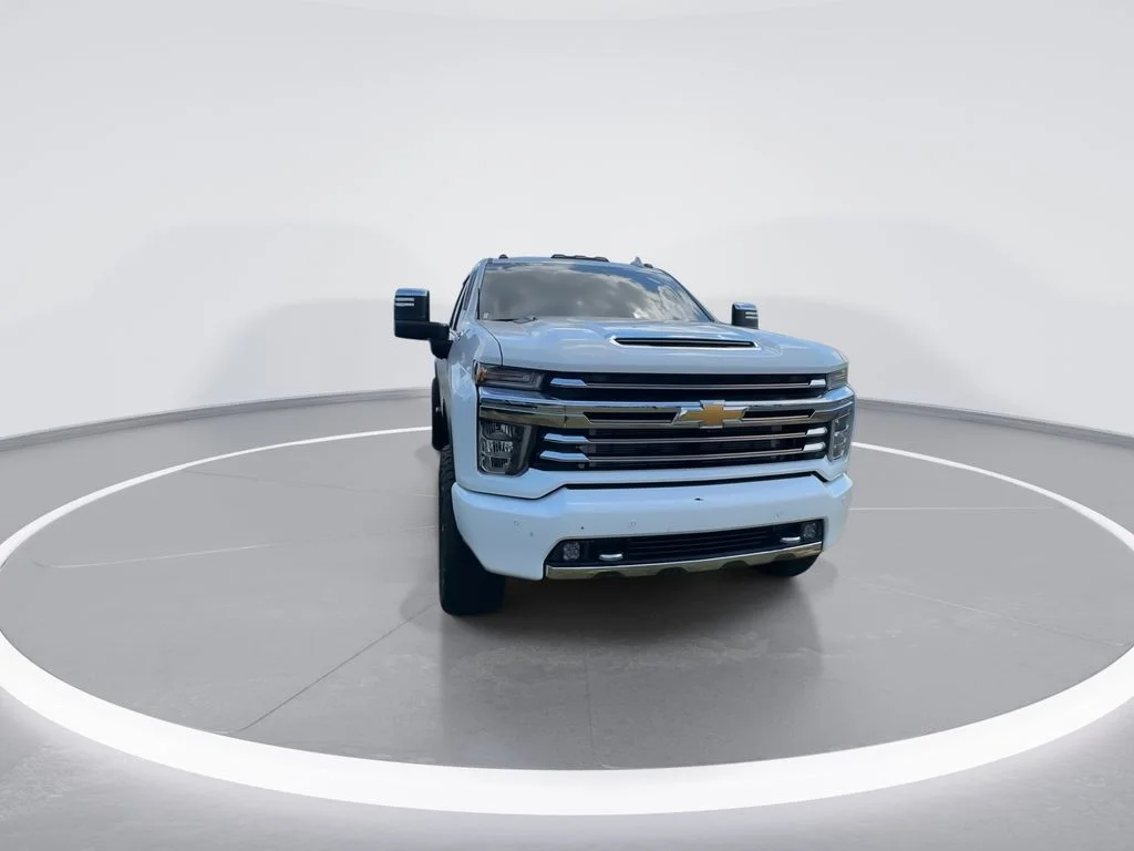 Used 2022 White Chevrolet High Country image 3