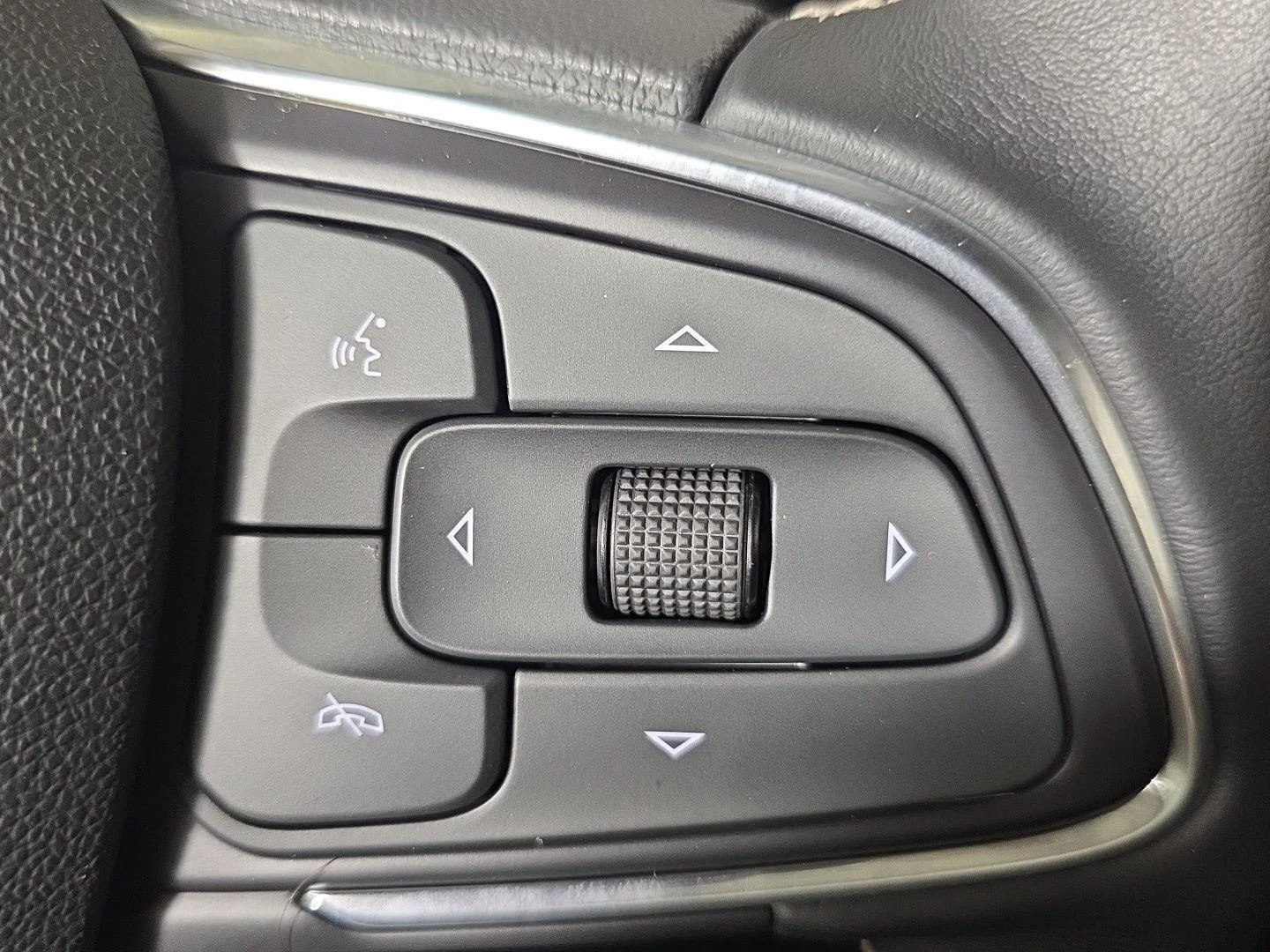 Used 2023 Sapphire Metallic Buick Select image 18