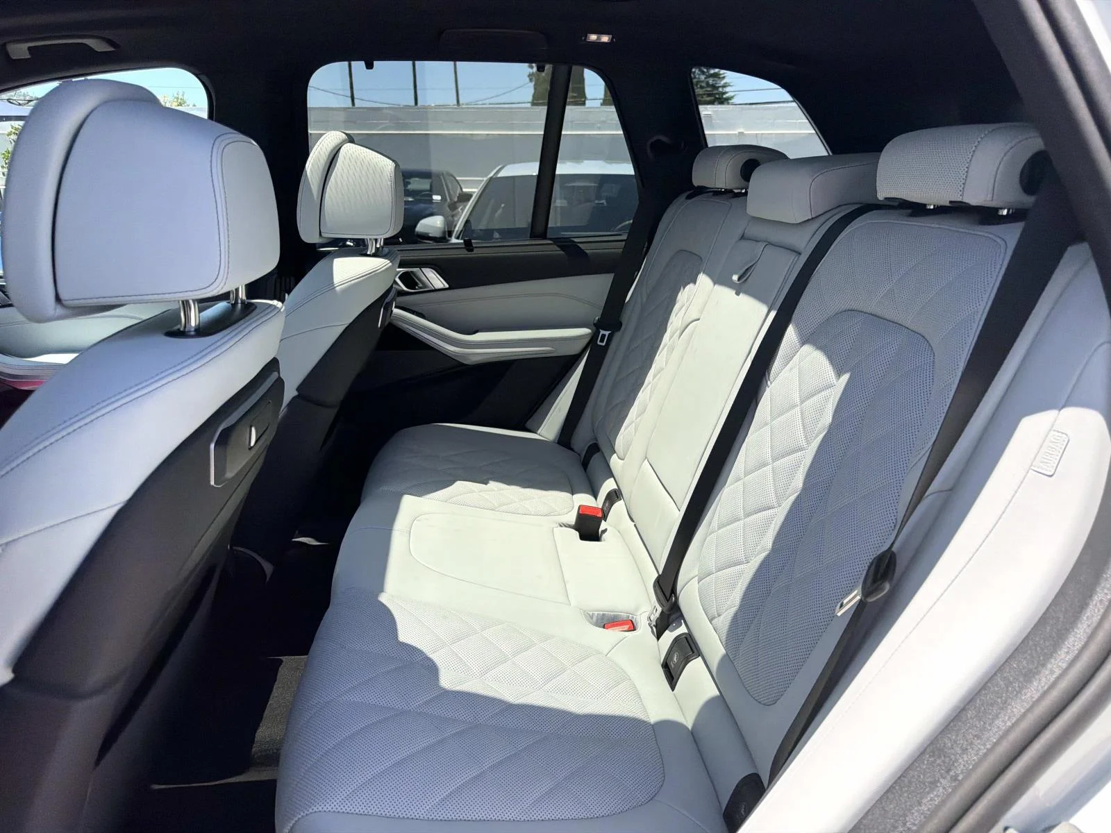 New 2026 Mineral White Metallic BMW xDrive50e Plug-In Hybrid image 14