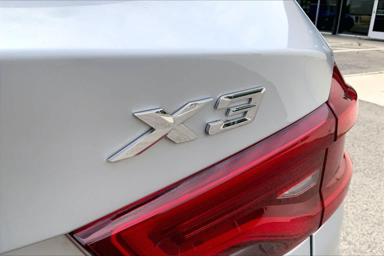 Used 2018 Dark Graphite Metallic BMW xDrive30i image 30