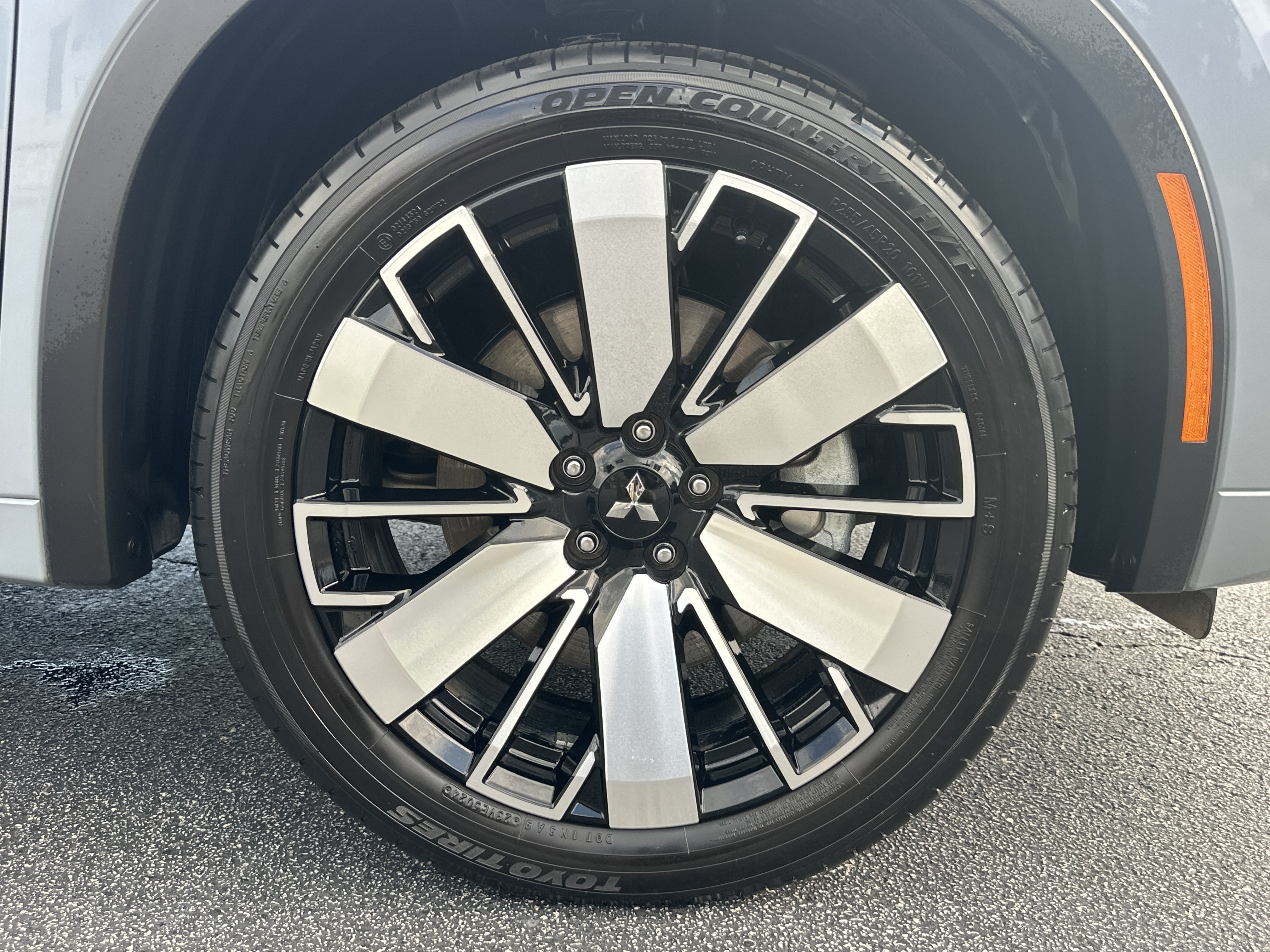 Used 2025  Mitsubishi SEL image 13